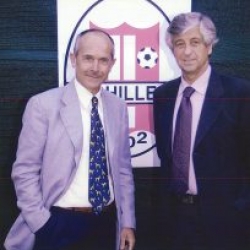 Foto ricordo del presidente dell’Achillea Paolo Luzi e Gianni Rivera davanti allo stemma di Achillea 2002