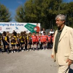 Gianni Rivera saluta i piccoli atleti partecipanti alla manifestazione calcistica “Diamo un calcio al diabete” presso gli impianti di Achillea 2002